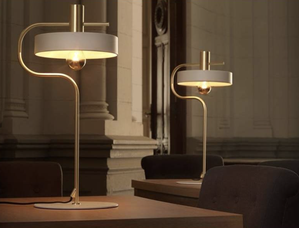 ALOA Lampe de table en métal blanc et laiton avec bras courbé, abat-jour circulaire et base ronde